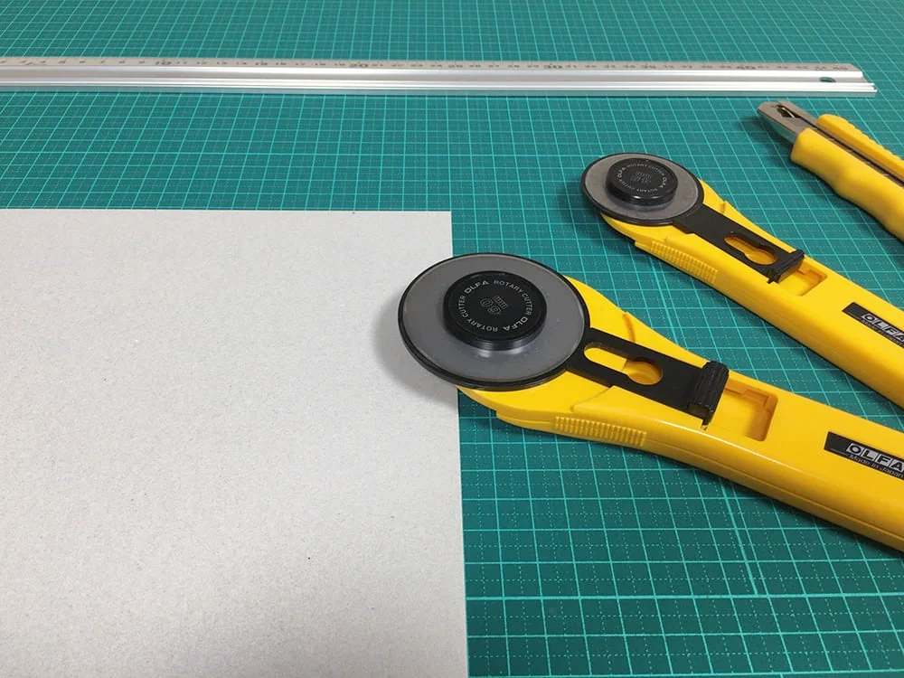 写真パズル製作の公式工程紹介に掲載されたカッターマットと裁断道具