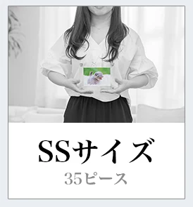 手に持ったSSサイズの実物パズル。88×126mm